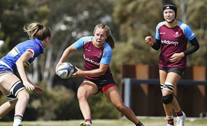 Image: Karen Watson/Rugby Australia. UQ's Pleuni Kievit in action Uq-7s-player-Pleuni-Kievet-passing-the-ball-on-the-rugby-field